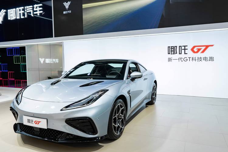 东莞95哪吒汽车在智能汽车领域的表现，领途汽车在新能源汽车市场中的影响力